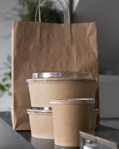 vista-frontal-de-alimentos-envasados-preparados-para-llevar