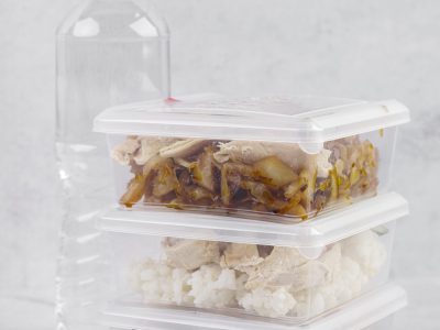 vista-frontal-de-la-botella-de-agua-y-comida